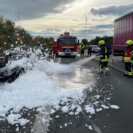Auf der A59 hat am Vormittag ein Mazda RX 8 mit Wankelmotor gebrannt. Zum Einsatz kam auch Löschschaum