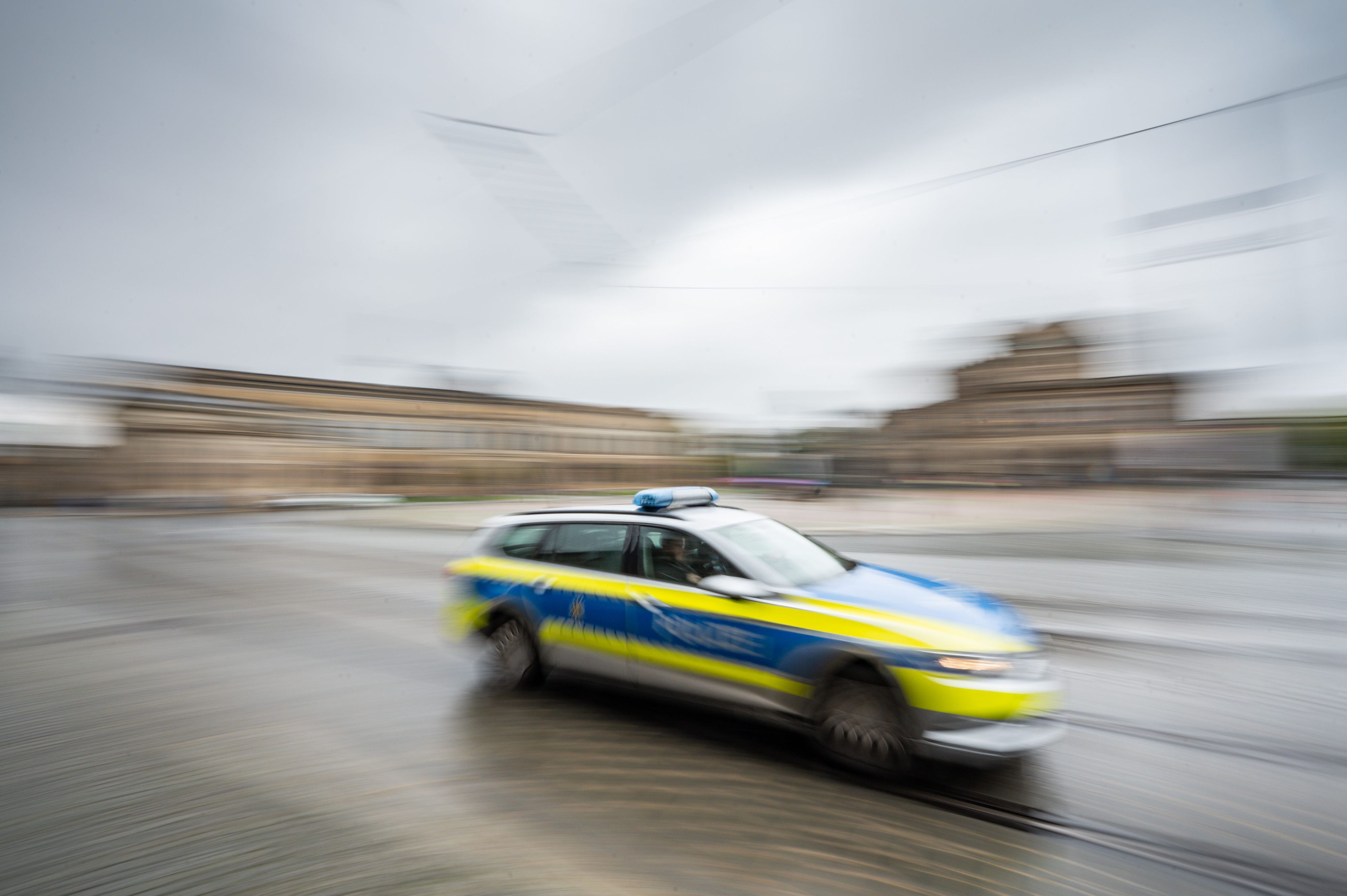 Auf dem Foto ist ein Polizeiwagen im Einsatz zu sehen.