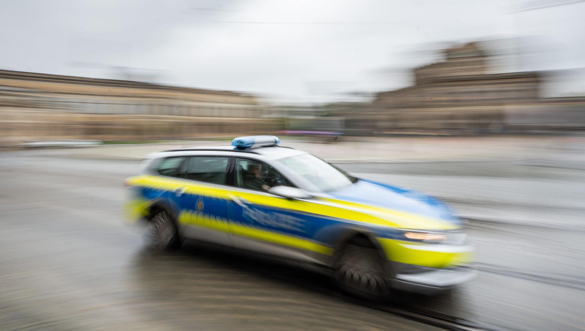 Auf dem Foto ist ein Polizeiwagen im Einsatz zu sehen.