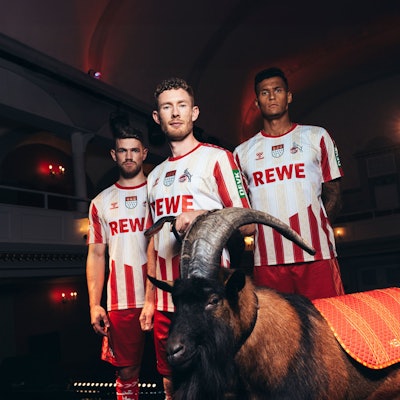 Jan Thielmann, Florian Kainz und Davie Selke mit Hennes in der Volksbühne.