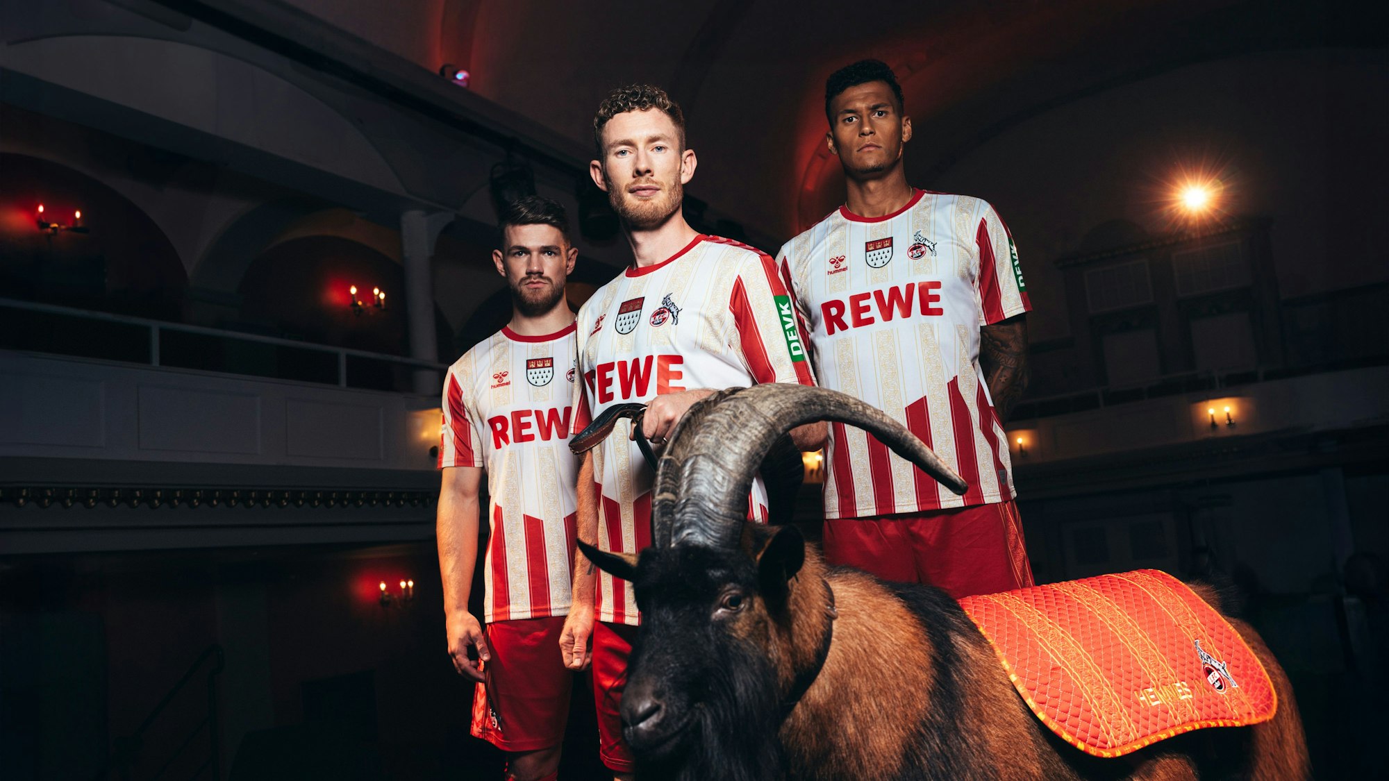 Jan Thielmann, Florian Kainz und Davie Selke mit Hennes in der Volksbühne.