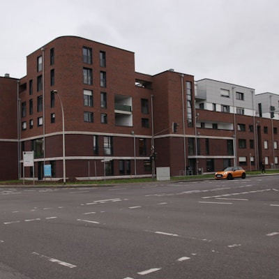 Auf dem Bild ist der Neubaukomplex an der Toni-Ooms-Straße zu sehen.