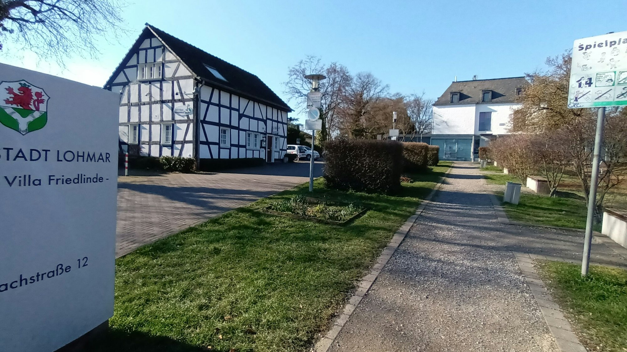 Eine Parkanlage mit Spielplatz und Gebäuden.