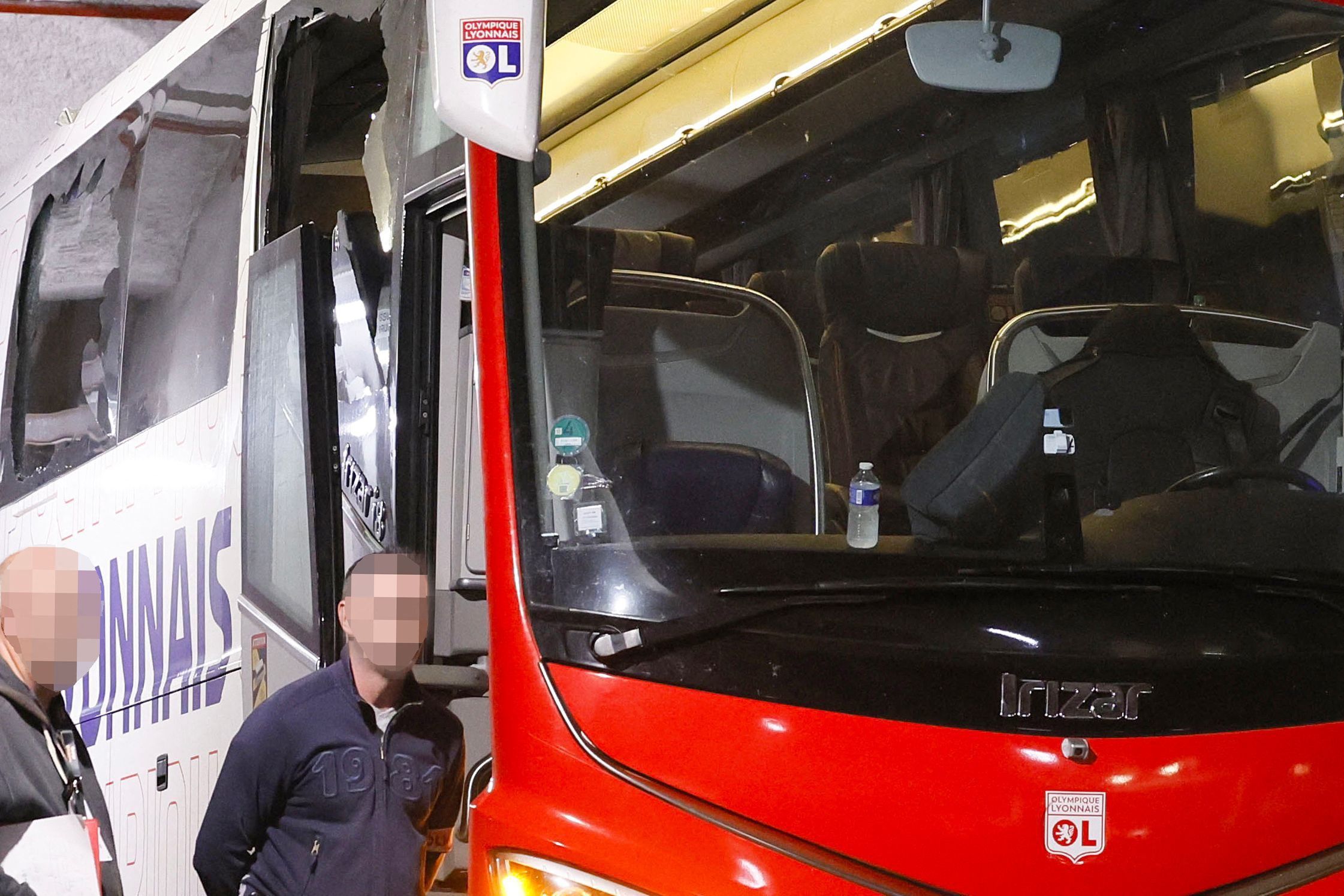 Der Mannschaftsbus von Lyon wurde angegriffen, als er in Velodrome in Marseille eingefahren ist. Der Cheftrainer Fabio Grosso wurde bei dem Vorfall verletzt.