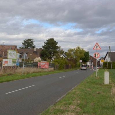 Der Ortseingang von Frauenberg mit der Nideggener Straße und Wohnhäusern.