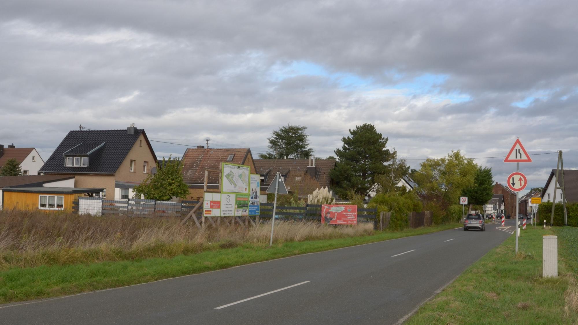 Der Ortseingang von Frauenberg mit der Nideggener Straße und Wohnhäusern.