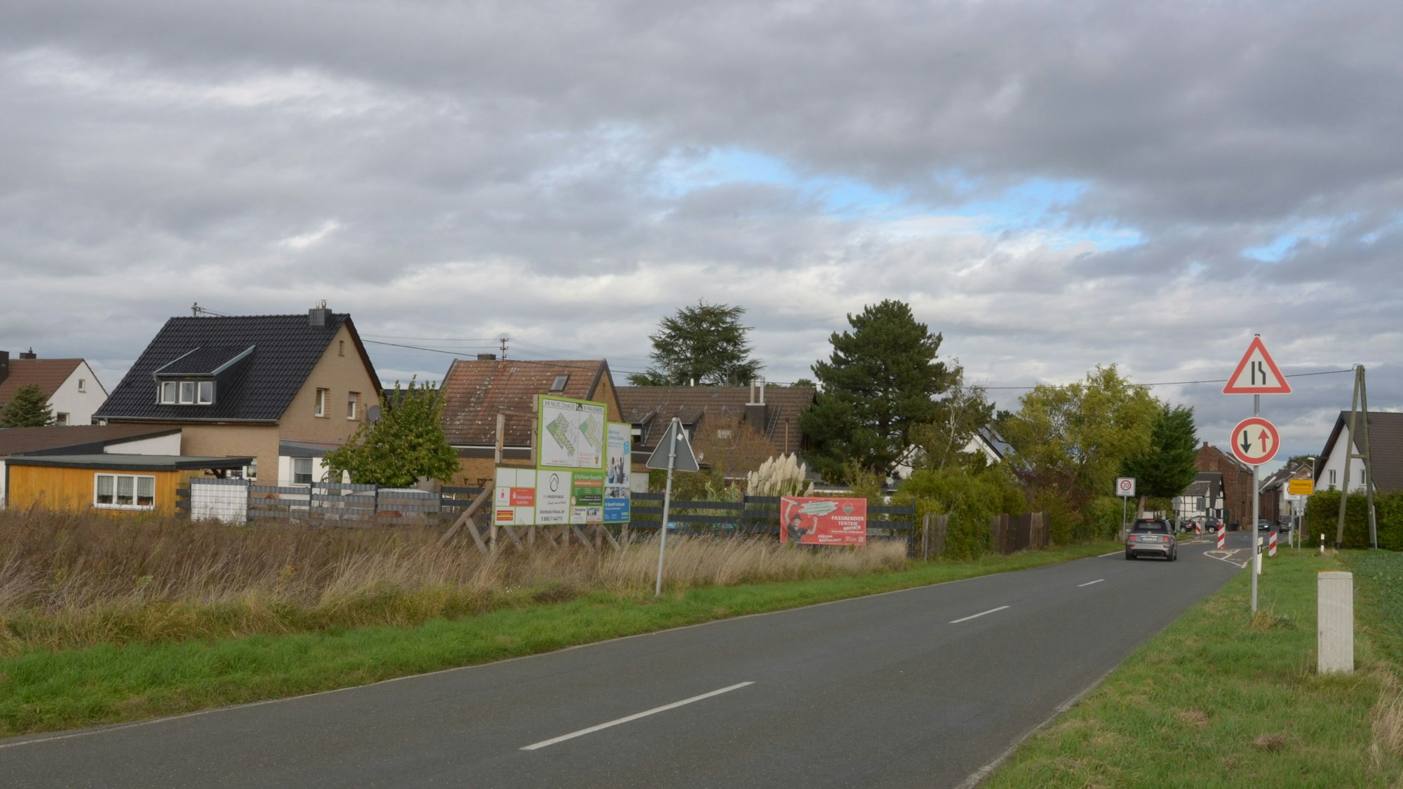 Der Ortseingang von Frauenberg mit der Nideggener Straße und Wohnhäusern.