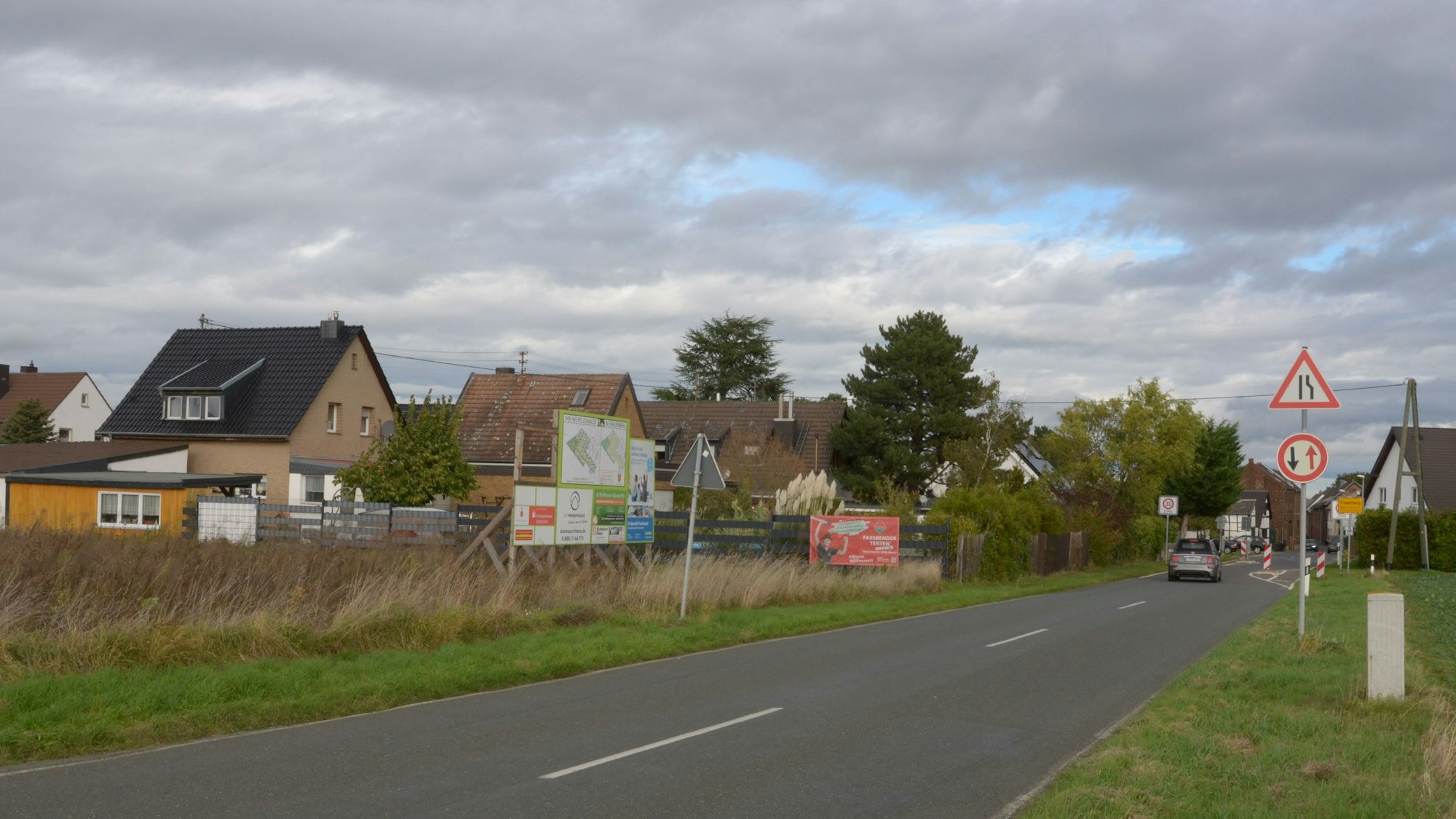 Der Ortseingang von Frauenberg mit der Nideggener Straße und Wohnhäusern.