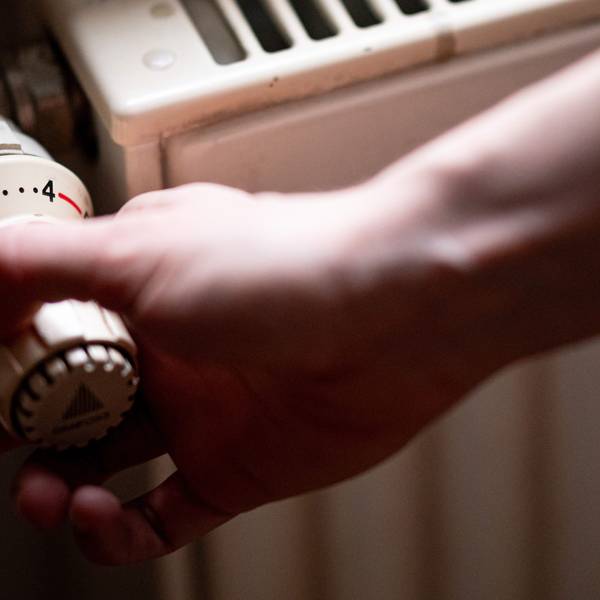 ARCHIV - 02.07.2023, Berlin: Eine Person benutzt einen alten Heizkörper in einer Berliner Altbauwohnung.
