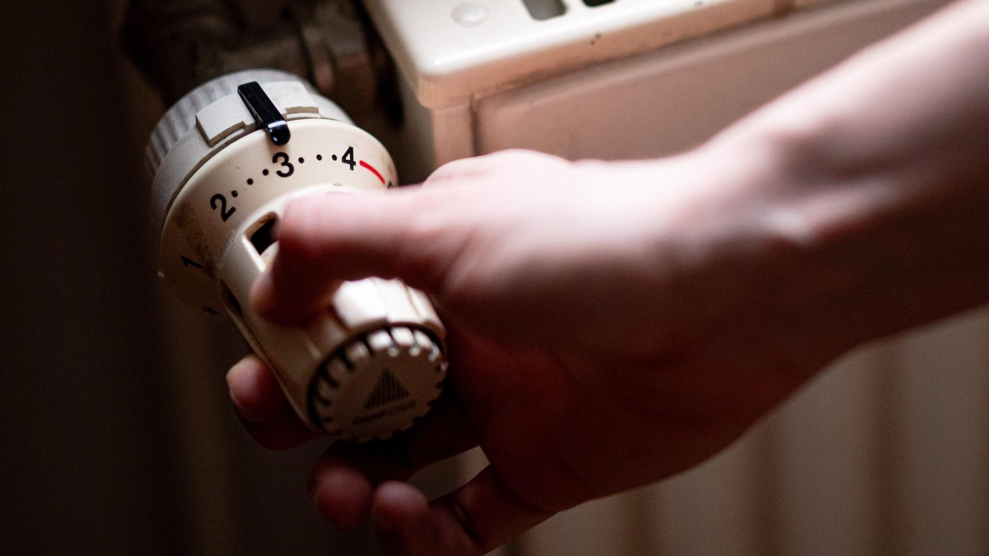 ARCHIV - 02.07.2023, Berlin: Eine Person benutzt einen alten Heizkörper in einer Berliner Altbauwohnung.