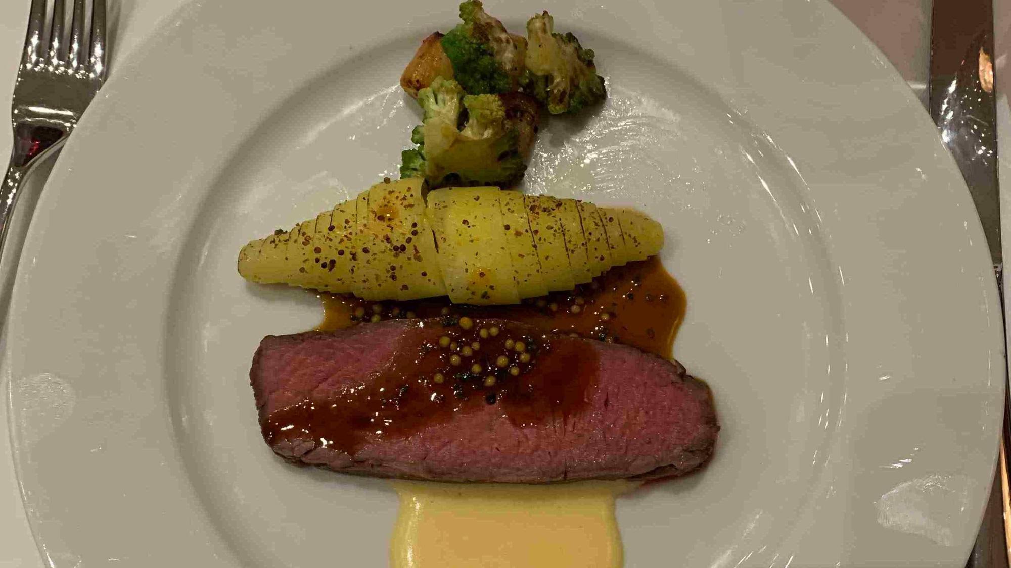 Ein Roastbeef mit Beilagen auf dem Tisch Bayern.