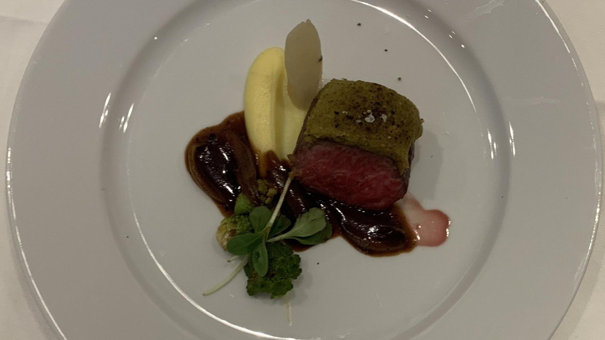 Ein Roastbeef liegt auf dem Teller.