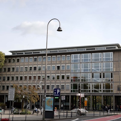 Blick auf das Gebäude der IHK Köln