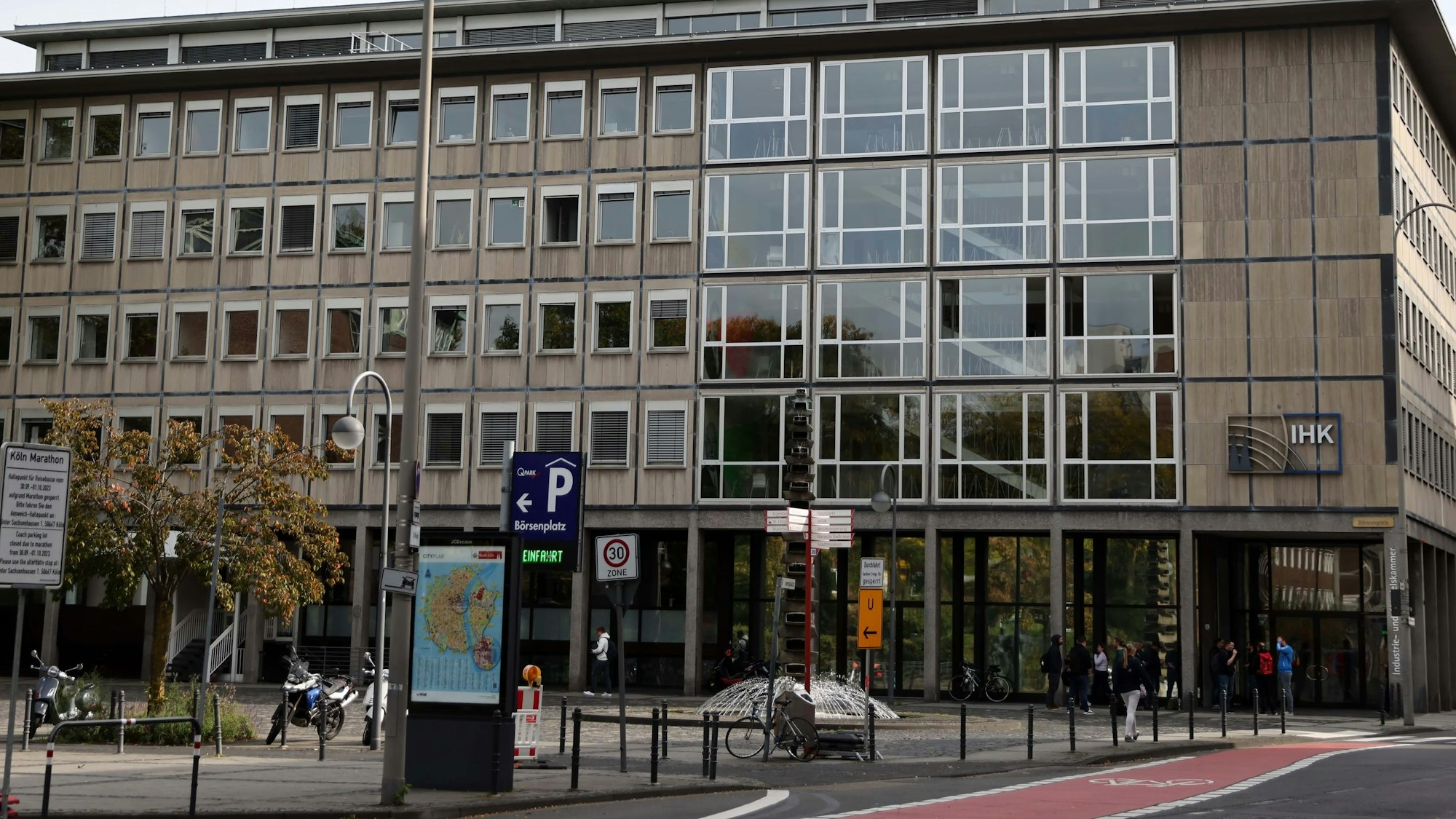 Blick auf das Gebäude der IHK Köln
