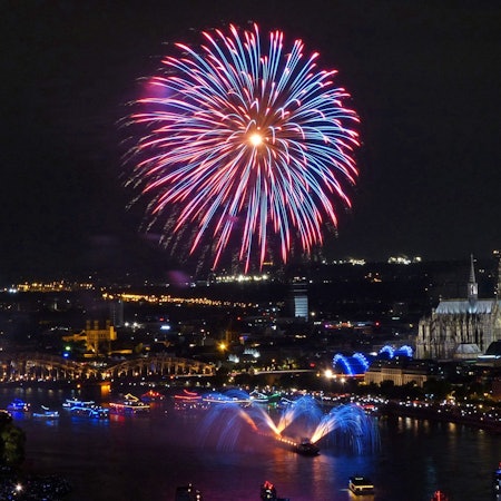 Großfeuerwerk über dem Rhein