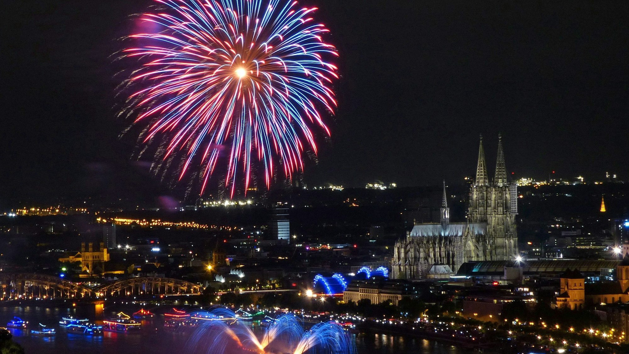 Großfeuerwerk über dem Rhein