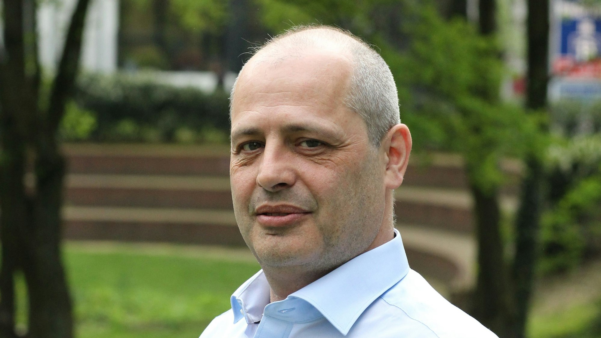 Ein Mann blickt in die Kamera.