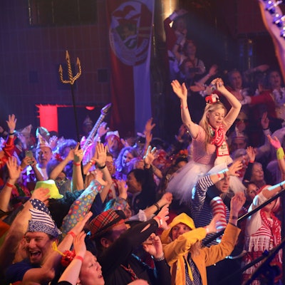 Eine Tanzgruppe tanzt auf der Bühne des Bocker Saals und macht eine Abschlusspyramide.