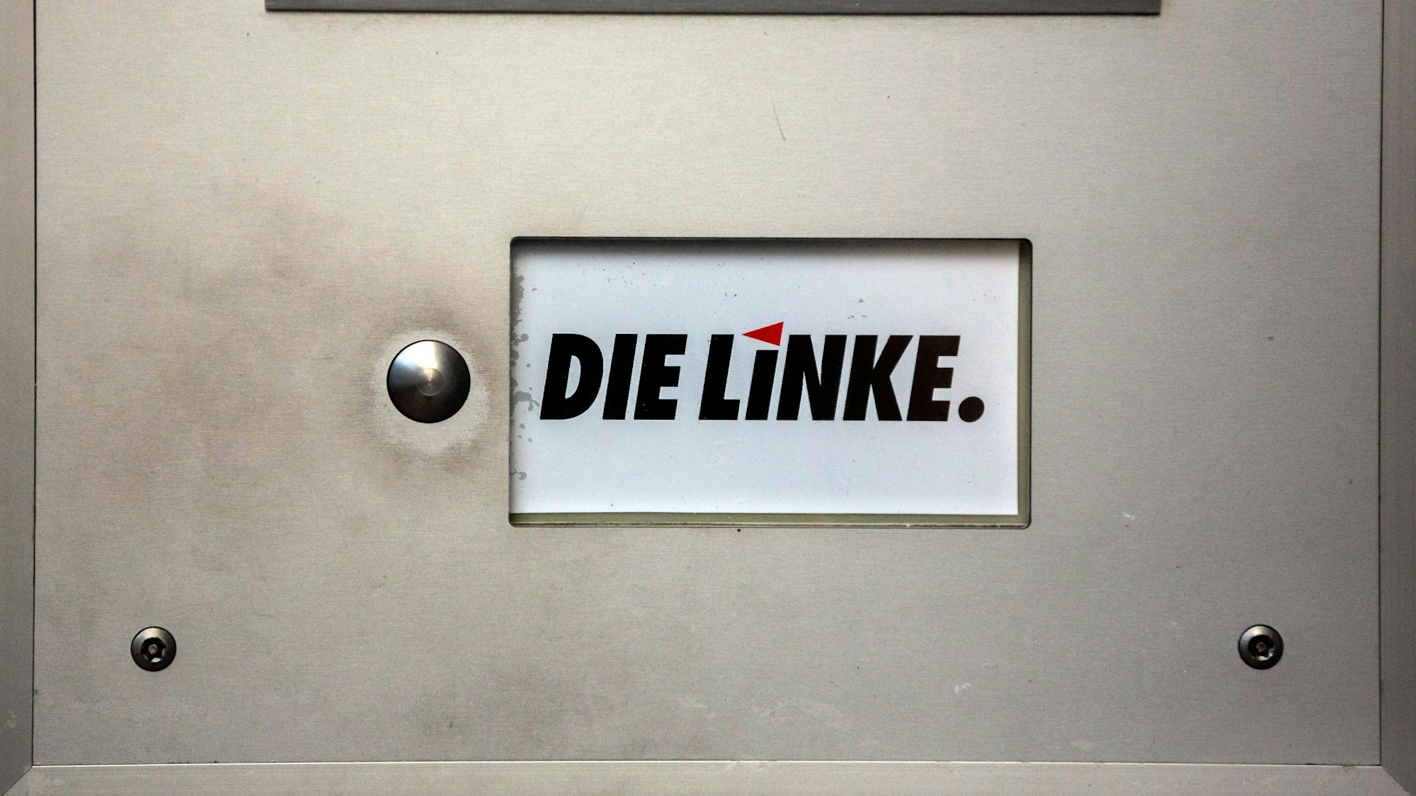 Das Klingelschild hängt an einer Geschäftsstelle von „Die Linke“.