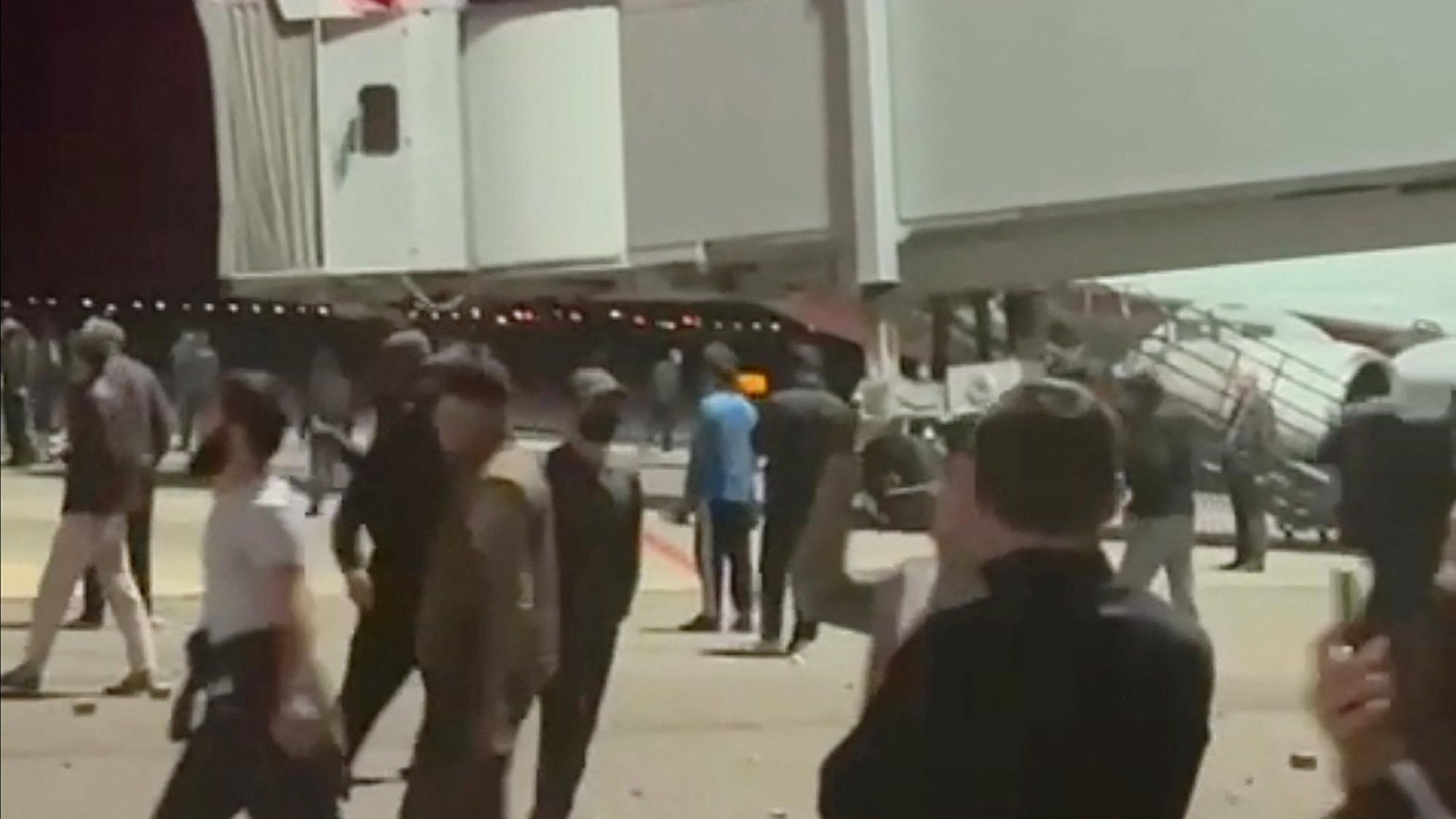 Der Videoausschnitt zeigt Demonstranten auf dem Flugfeld des Flughafens, die Israelis und Juden angriffen.
