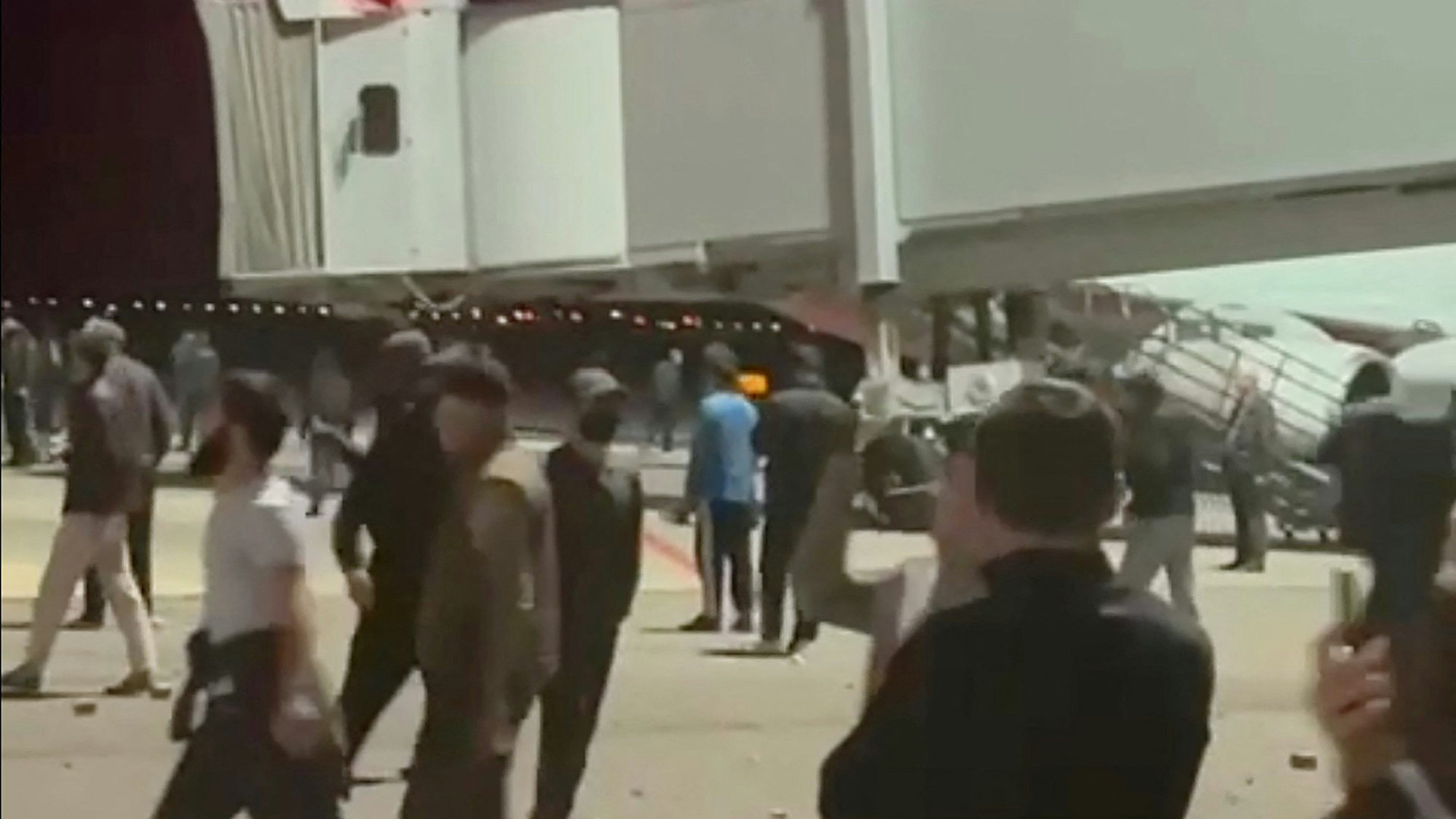 Der Videoausschnitt zeigt Demonstranten auf dem Flugfeld des Flughafens, die Israelis und Juden angriffen.