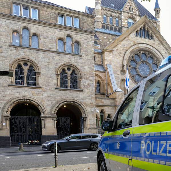 Polizeiposten vor der Synagoge in der Roonstraße.