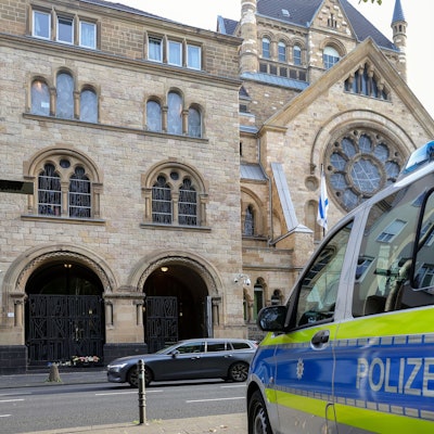 Polizeiposten vor der Synagoge in der Roonstraße.