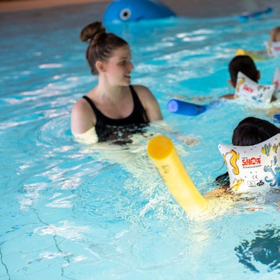 Jedes Kind sollte schwimmen lernen. Deshalb finanziert die Sparkasse Köln Bonn jetzt Kurse für Kitakinder.