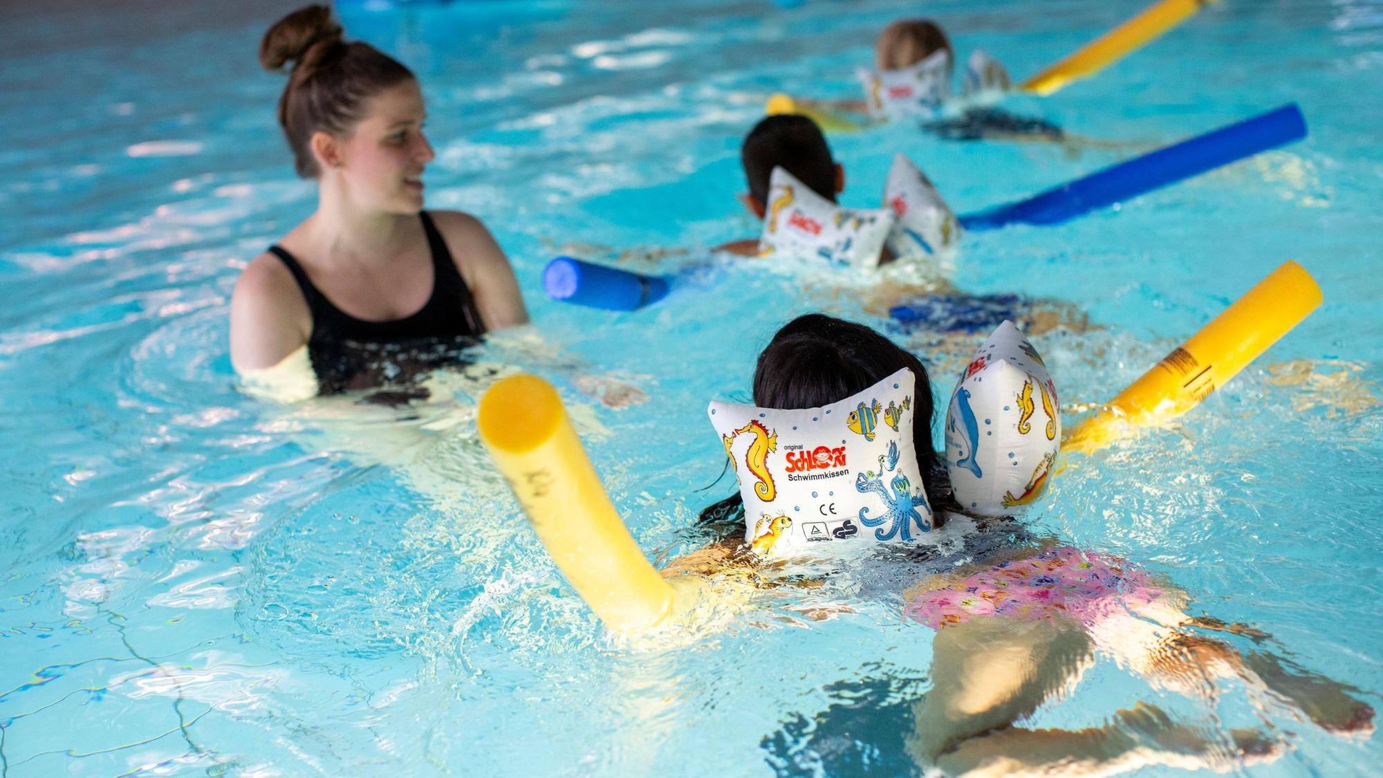Jedes Kind sollte schwimmen lernen. Deshalb finanziert die Sparkasse Köln Bonn jetzt Kurse für Kitakinder.