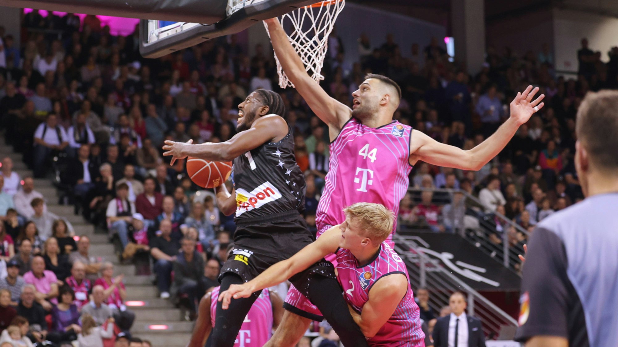 Benedikt Turudic und Sam Griesel (unten) stellen sich dem Crailsheimer Keandre Cook in den Weg.