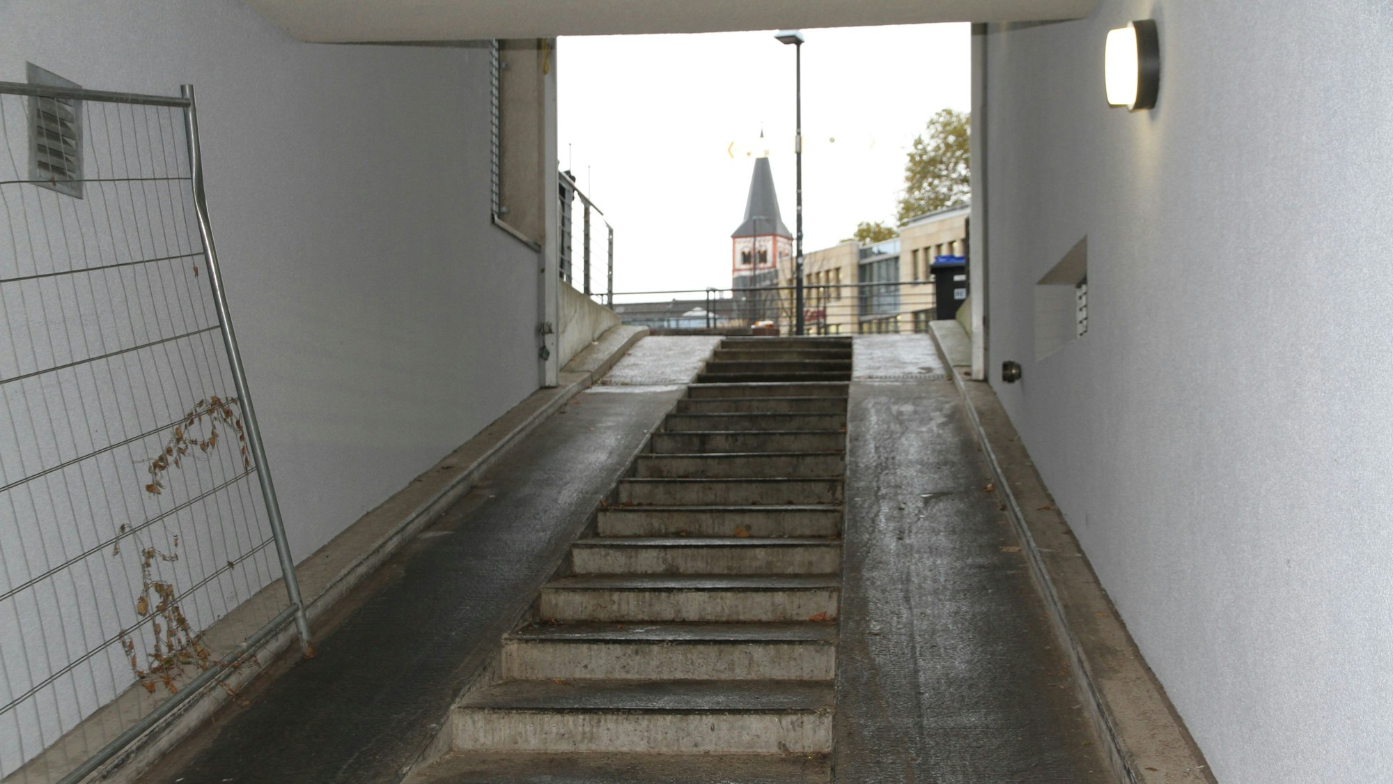 Eine Treppe und zwei Rampen führen aus der Garage hinauf auf die Neue Poststraße.