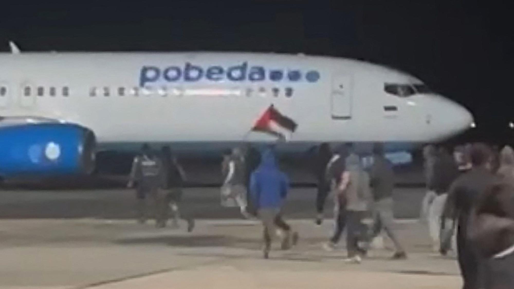 Eine Person schwenkt eine Palästina-Fahne auf dem Flughafen in Dagestan.