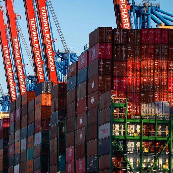 ARCHIV - 14.07.2022, Hamburg: Containerschiffe liegen im Waltershofer Hafen am Container Terminal Burchardkai (CTB) der HHLA (Hamburger Hafen und Logistik AG).