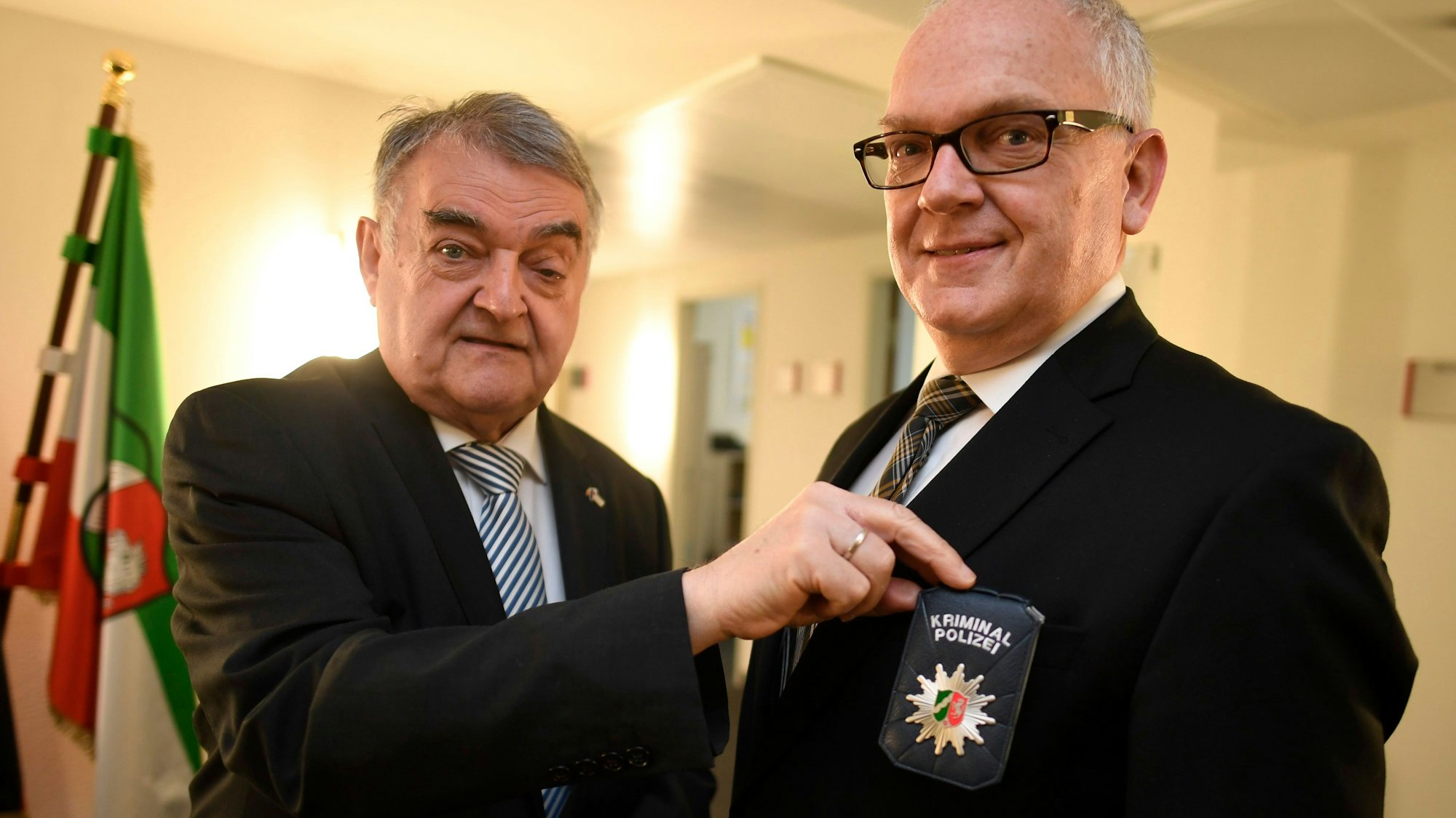 Herbert Reul (CDU, l), Innenminister von Nordrhein-Westfalen, präsentierte 2022 zusammen mit Landeskriminaldirektor Johannes Hermanns die neue Polizeidienstmarke, mit der sich zukünftig Kriminalbeamte in Nordrhein-Westfalen ausweisen sollen.