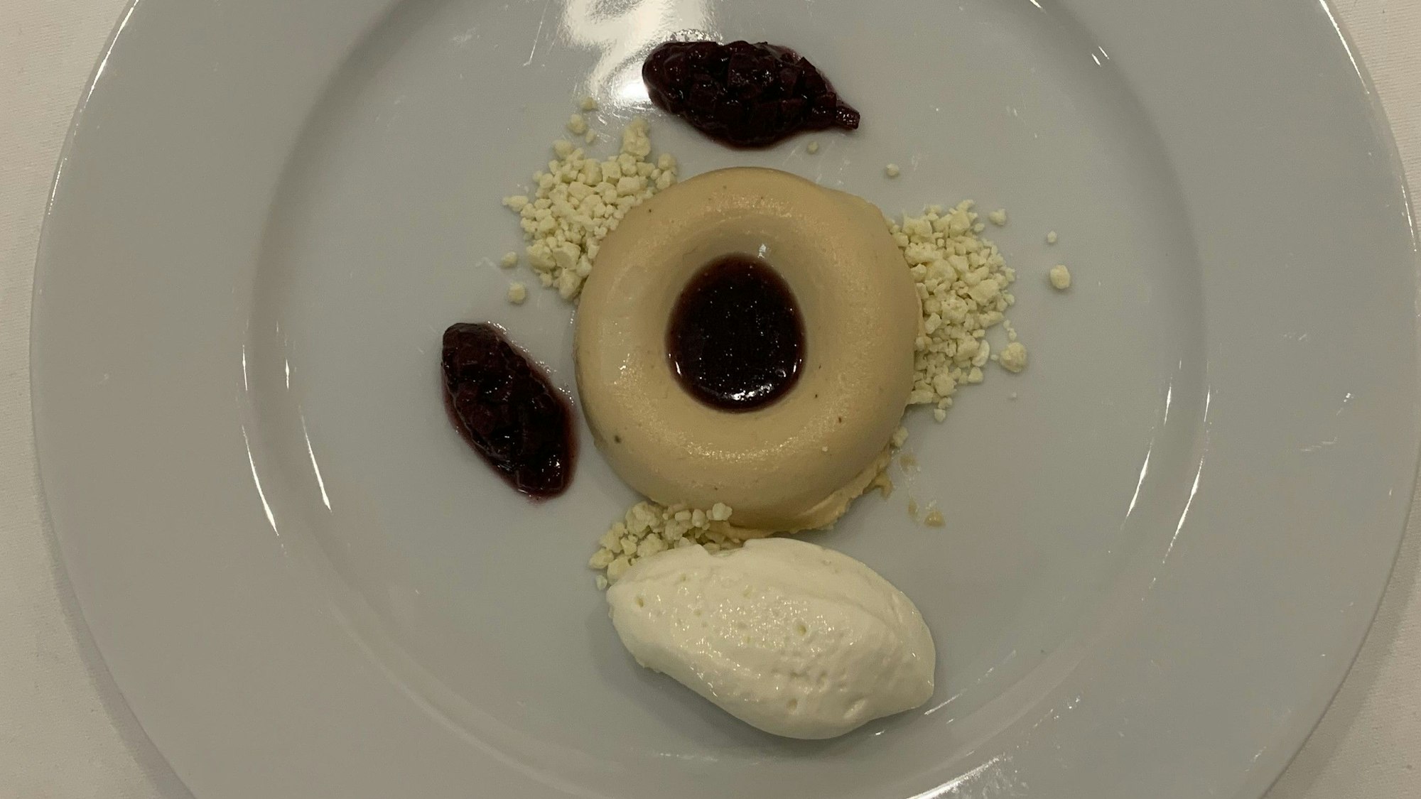 Eis mit Schokoladenstreuseln als Abschluss des Menüs.