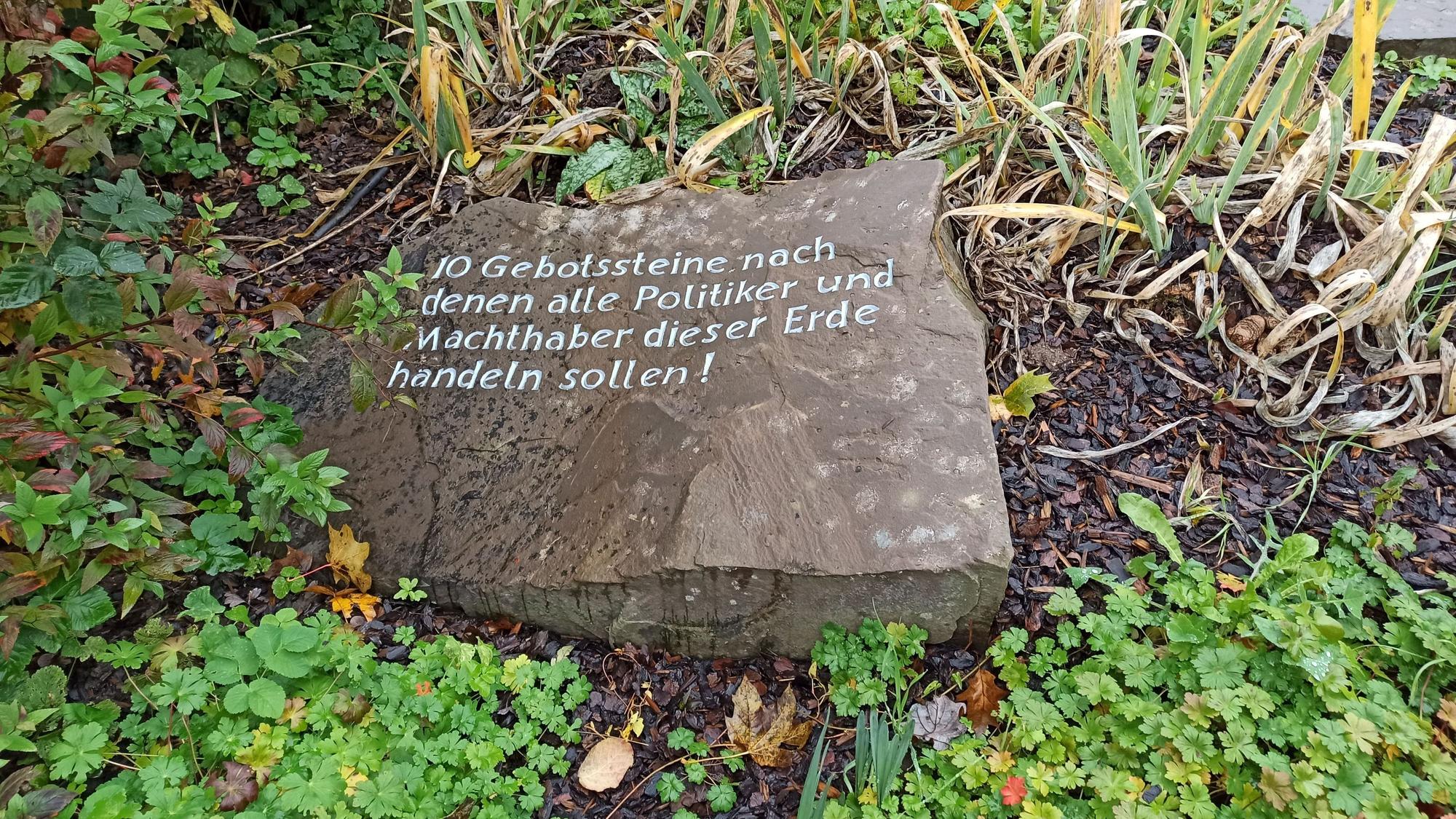 30. Oktober 2023. Alfter. Die Botschaften der 10 Gebotssteine sind aktueller denn je. Foto: Frank Engel-Strebel