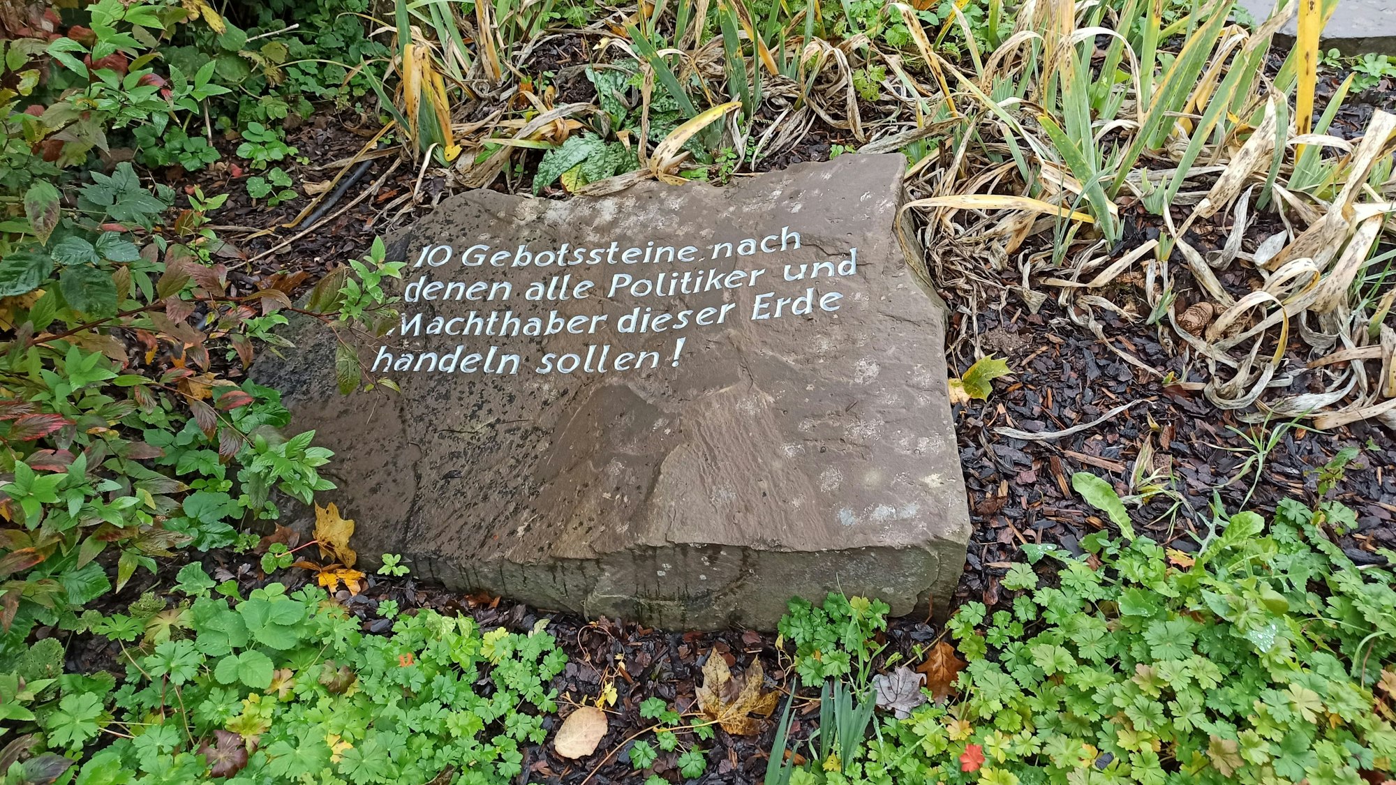 30. Oktober 2023. Alfter. Die Botschaften der 10 Gebotssteine sind aktueller denn je. Foto: Frank Engel-Strebel