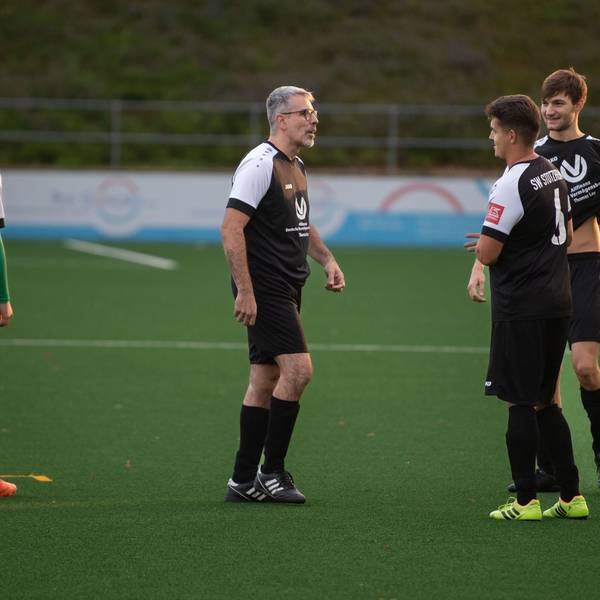 Das Bild zeigt den Stotzheimer Trainer im Gespräch mit einem Teil seiner Spieler.
