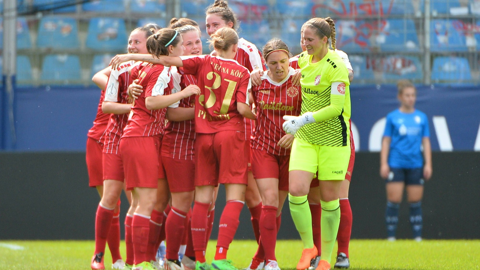 Torjubel von den Spielerinnen von Fortuna Köln nach der 1:0 Führung, 13.08.2023, Bochum, DFB-Pokal der Frauen, Runde 1, VfL Bochum - SC Fortuna Köln, DFB/DFL REGULATIONS PROHIBIT ANY USE OF PHOTOGRAPHS AS IMAGE SEQUENCES AND/OR QUASI-VIDEO. *** Goal celebration from the players of Fortuna Cologne after the 1 0 lead, 13 08 2023, Bochum, DFB Pokal der Frauen, Runde 1, VfL Bochum SC Fortuna Köln, DFB DFL REGULATIONS PROHIBIT ANY USE OF PHOTOGRAPHS AS IMAGE SEQUENCES AND OR QUASI VIDEO xklx