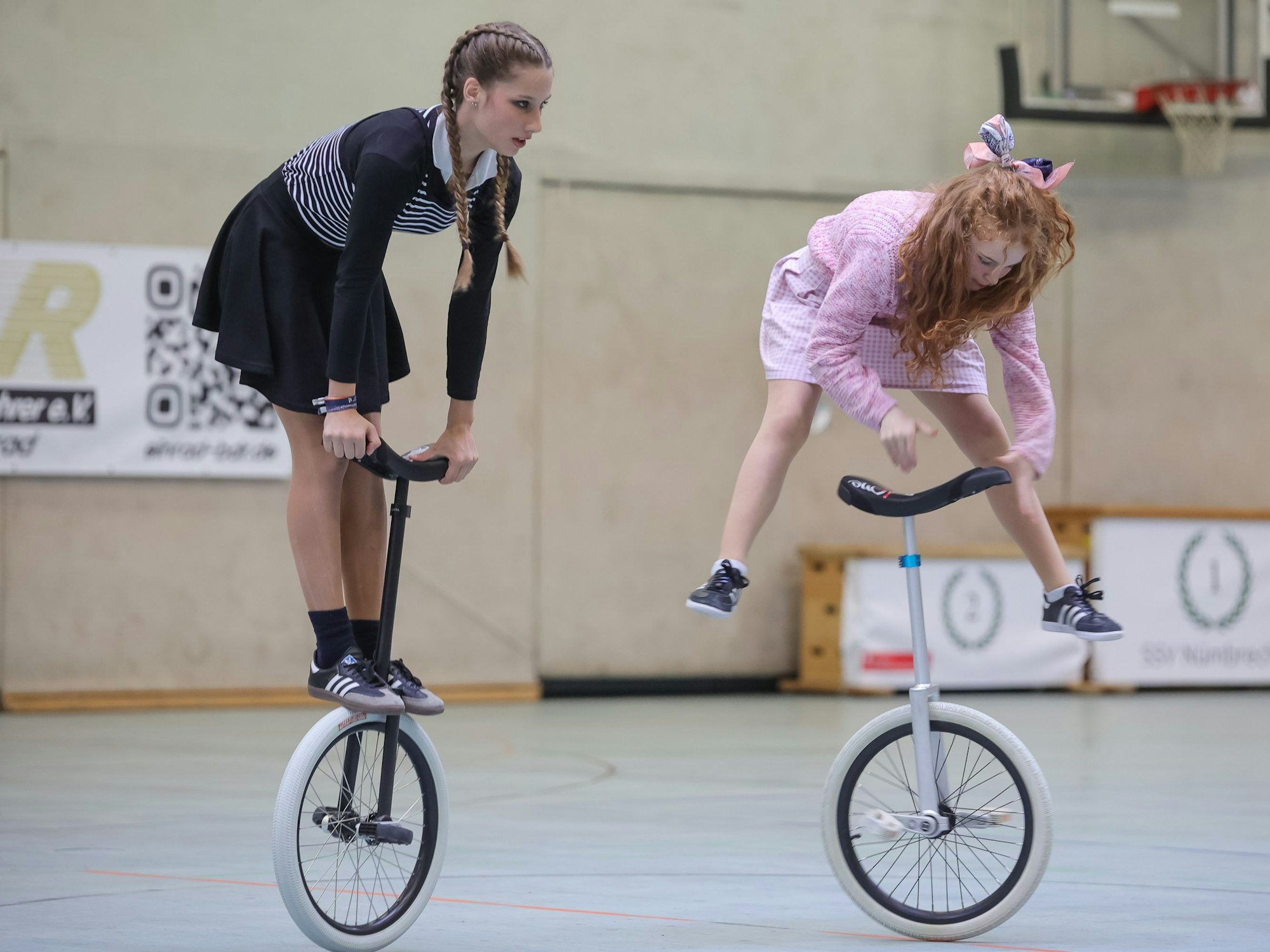 Zwei Einradfahrerinnen zeigen eine Kür.