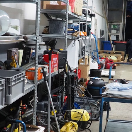 In einem Regal ist Werkzeug gelagert.