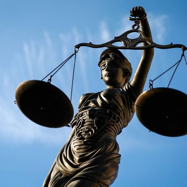 Eine Statue der Justitia hält eine Waage in ihrer Hand. (Symbolbild)