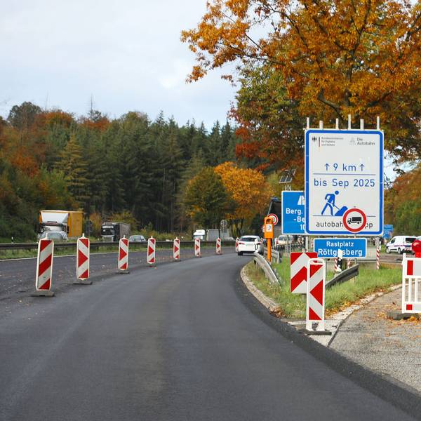 Ein Baustellenschild steht neben einer eingeengten Fahrspur der A4 in Richtung Köln.