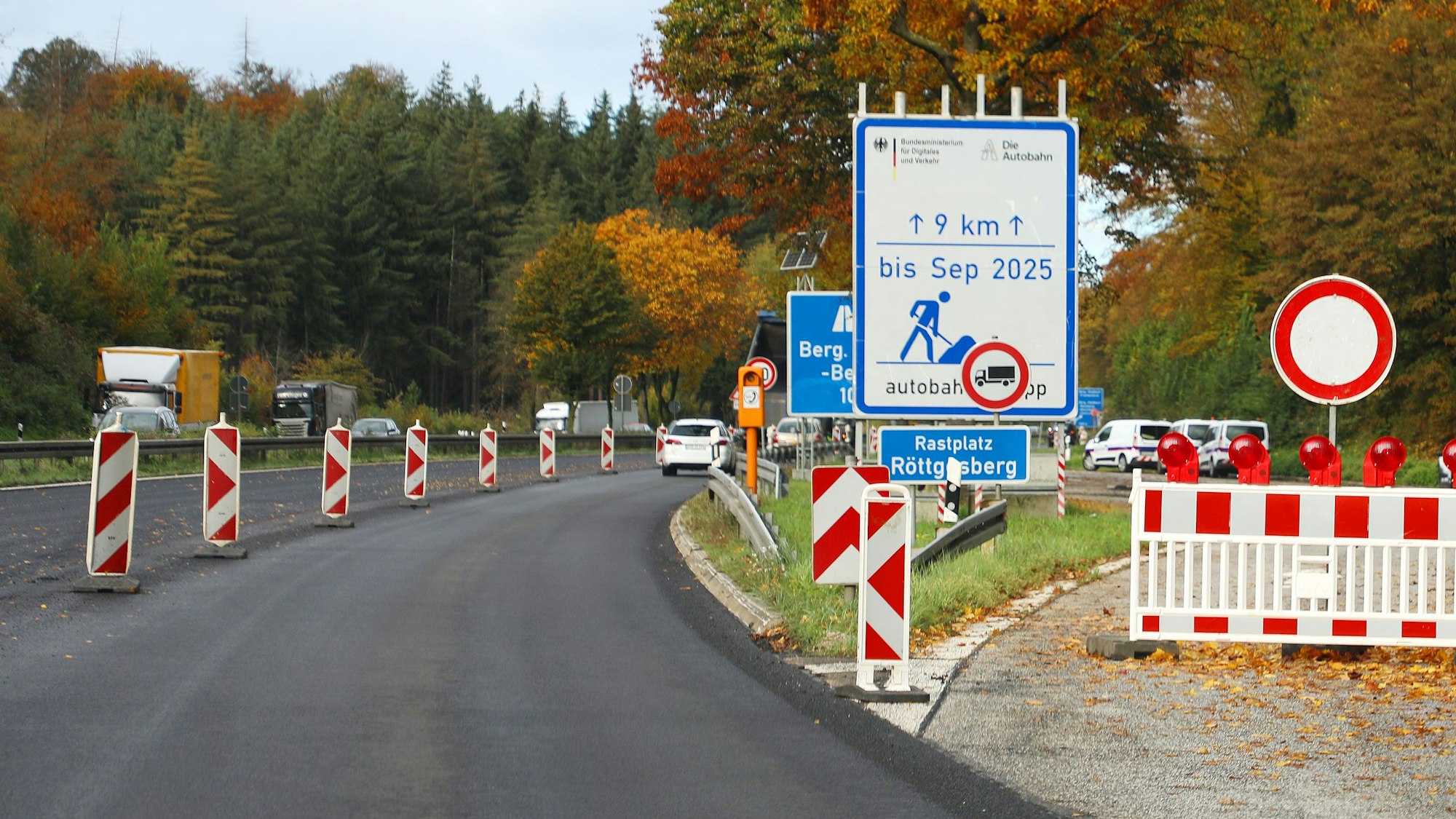 Ein Baustellenschild steht neben einer eingeengten Fahrspur der A4 in Richtung Köln.