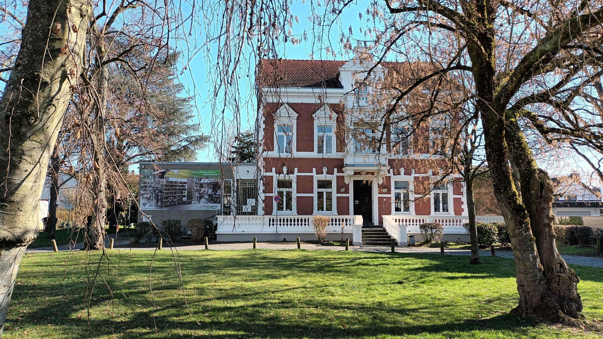 Ein Haus in einem Park