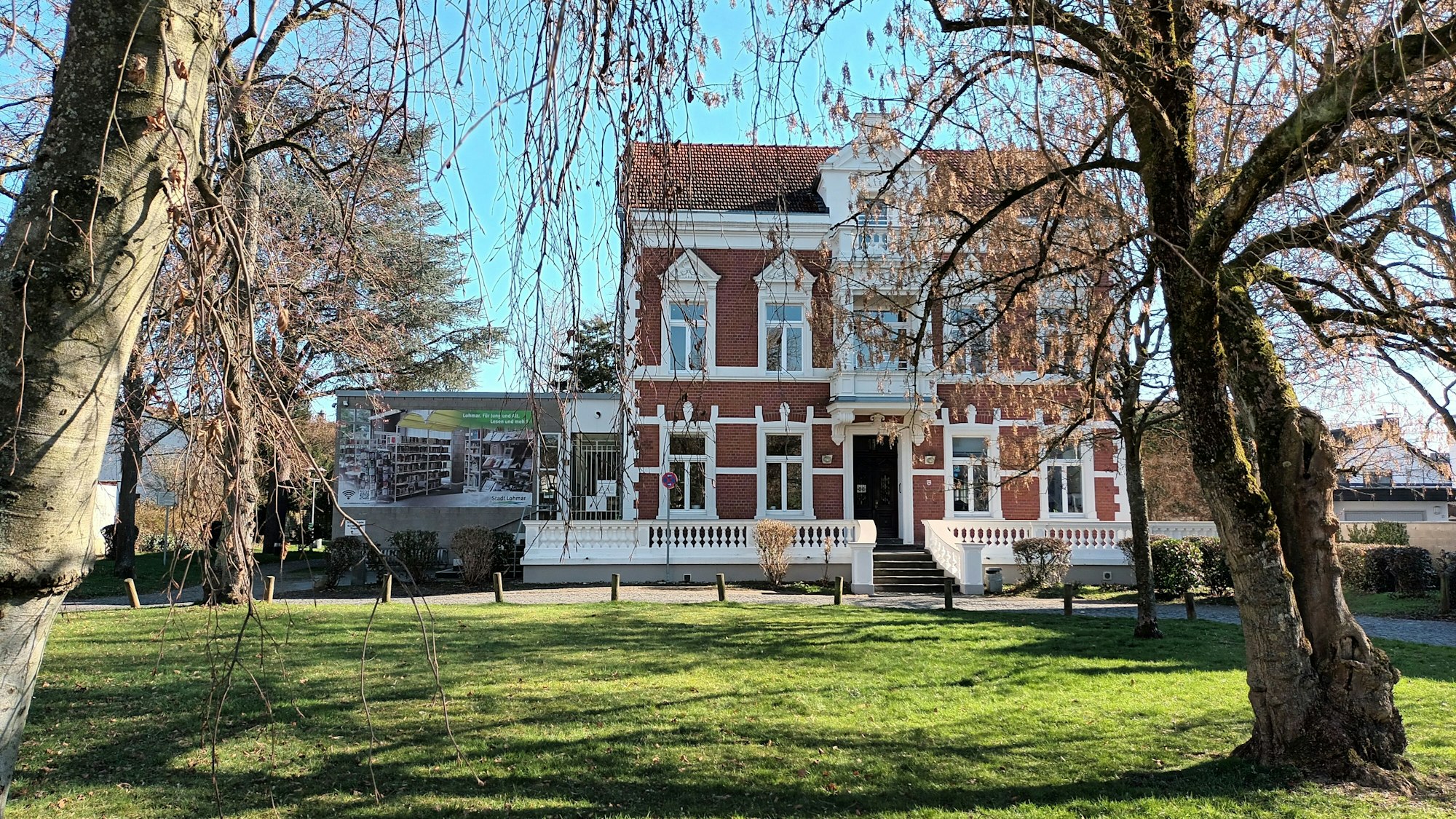 Ein Haus in einem Park