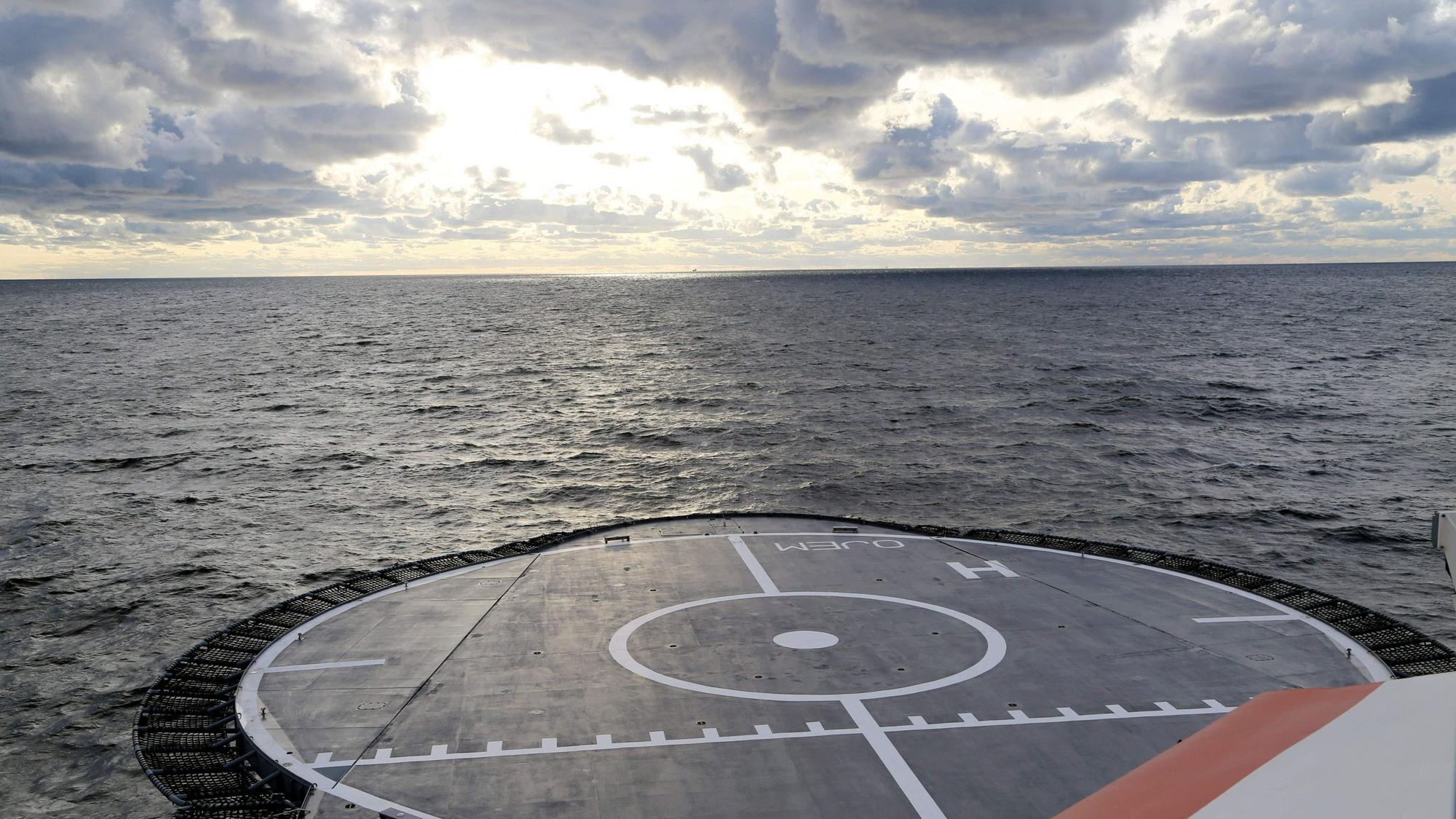 Ein Schiff der finnischen Küstenwache ist in der Nähe der Stelle unterwegs, an der die Gas-Pipeline Balticconnector teilweise zerstört wurde. Ein chinesisches Containerschiff soll dafür verantwortlich sein.