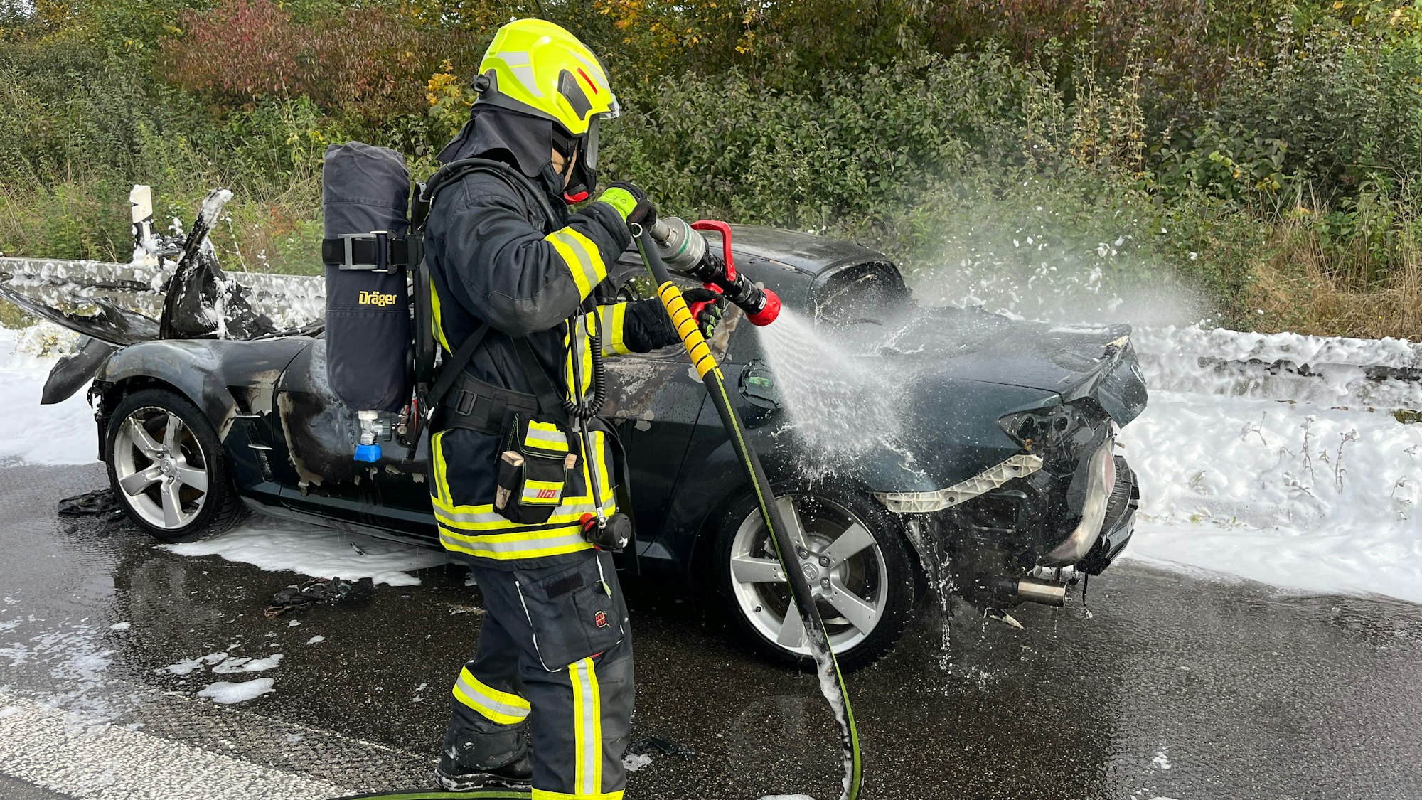 Auf der A 59 hat am Vormittag ein Mazda RX 8 mit Wankelmotor gebrannt. Ein Feuerwehrmann löschte mit einem Schlauch.