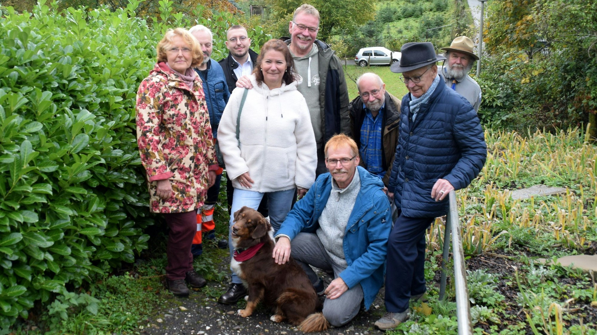 30. Oktober 2023. Alfter. Über die Sanierung des Friedensweges informieerten (von links): Marion Meyer, Gerd Olzem, Luca Brennecke, Marita Dunkelberg, Jürgen Dunkelberg, Günter Benz, Dieter Dirnberger, Paul Faßbender und Gerald Möller. Foto: Frank Engel-Strebel