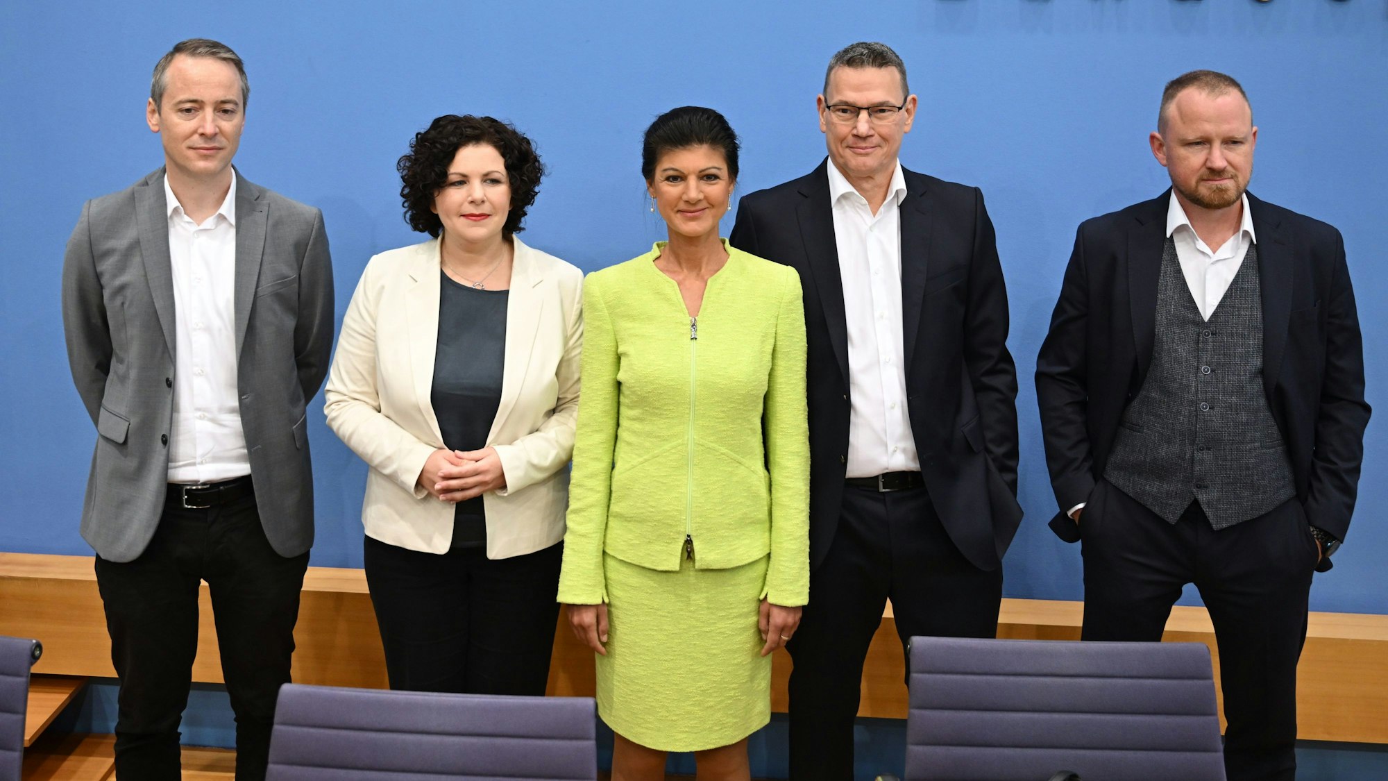Zwei Frauen und drei Männer blicken in die Kamera.